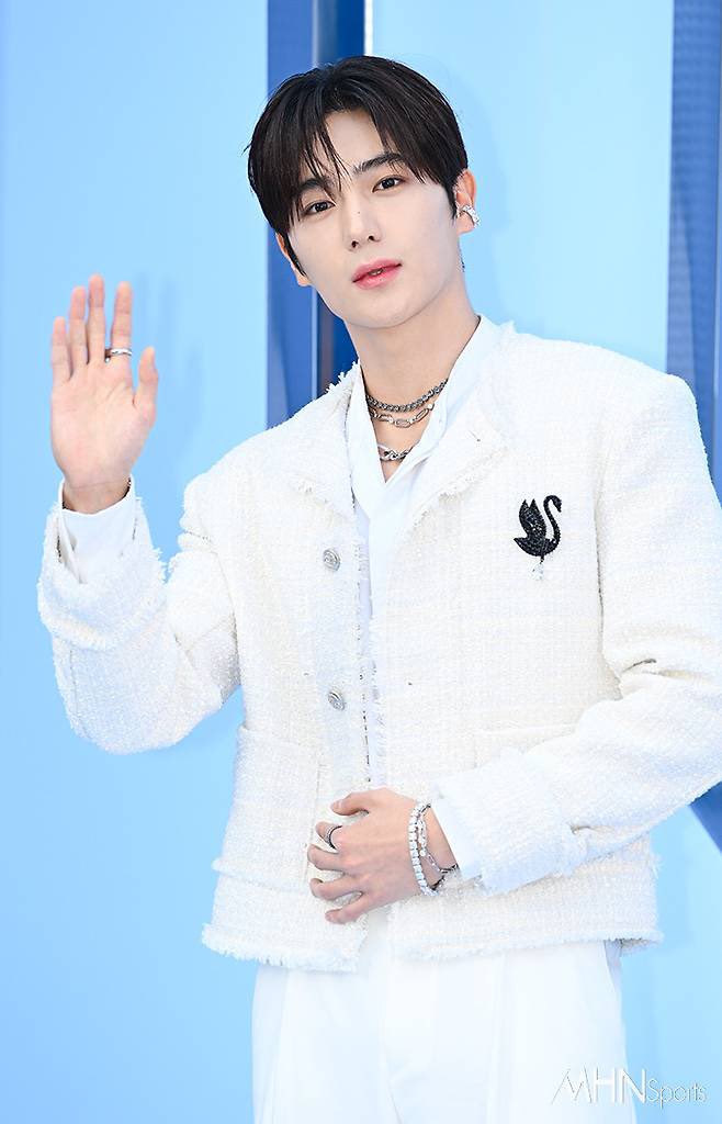 [포토] 더보이즈 현재 '왕자님 인사'
[포토] 더보이즈 현재 '신사의 인사'
