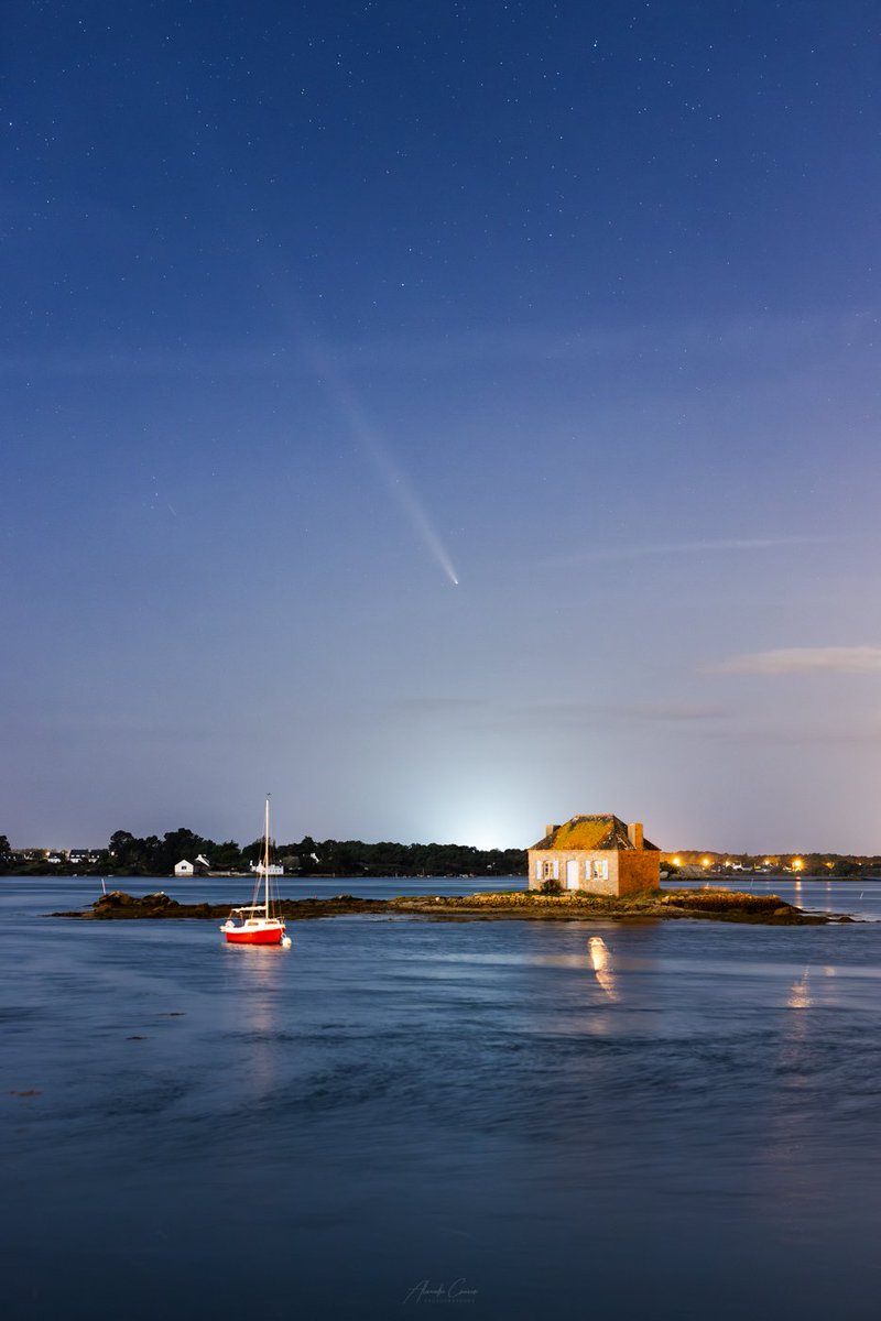 ComèteTsuchinshan-ATLAS en Bretagne
Depuis le site de Saint-Cado dans le Morbihan, sur le coup d'une éclaircie, j'ai pu capturer la comète du moment mardi soir, malgré la présence de la Lune.
#comet
#CometATLAS #CometC2023A3 #Bretagne <a href="/cieletespace/">Ciel & Espace</a> #Astrophotography #landscapes