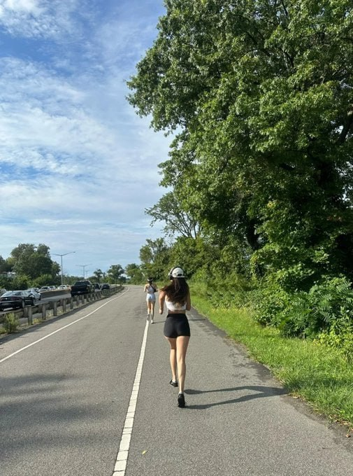 lost_elfb's tweet image. この静かな朝、空気は露の新鮮さで満たされ、心臓の鼓動は歩くリズムに合わせて鳴り、まるで呼吸のたびに自然と対話しているかのようです。