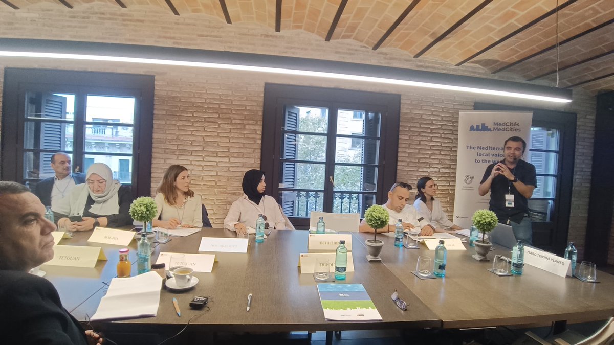 MedCities's tweet photo. 🌊🌳3rd day of the #BarcelonaAcademy focuses on #BlueCities and the efficient #water management. A topic that matters and touches all the #Mediterranean basin. The member cities are active and participating in the discussion as many participants want to keep ideas from @CSIC , @IDAEA_CSIC , @la_UPC , and @IcraWater  researchers. Let's understand the #watercycle and #SUDS!