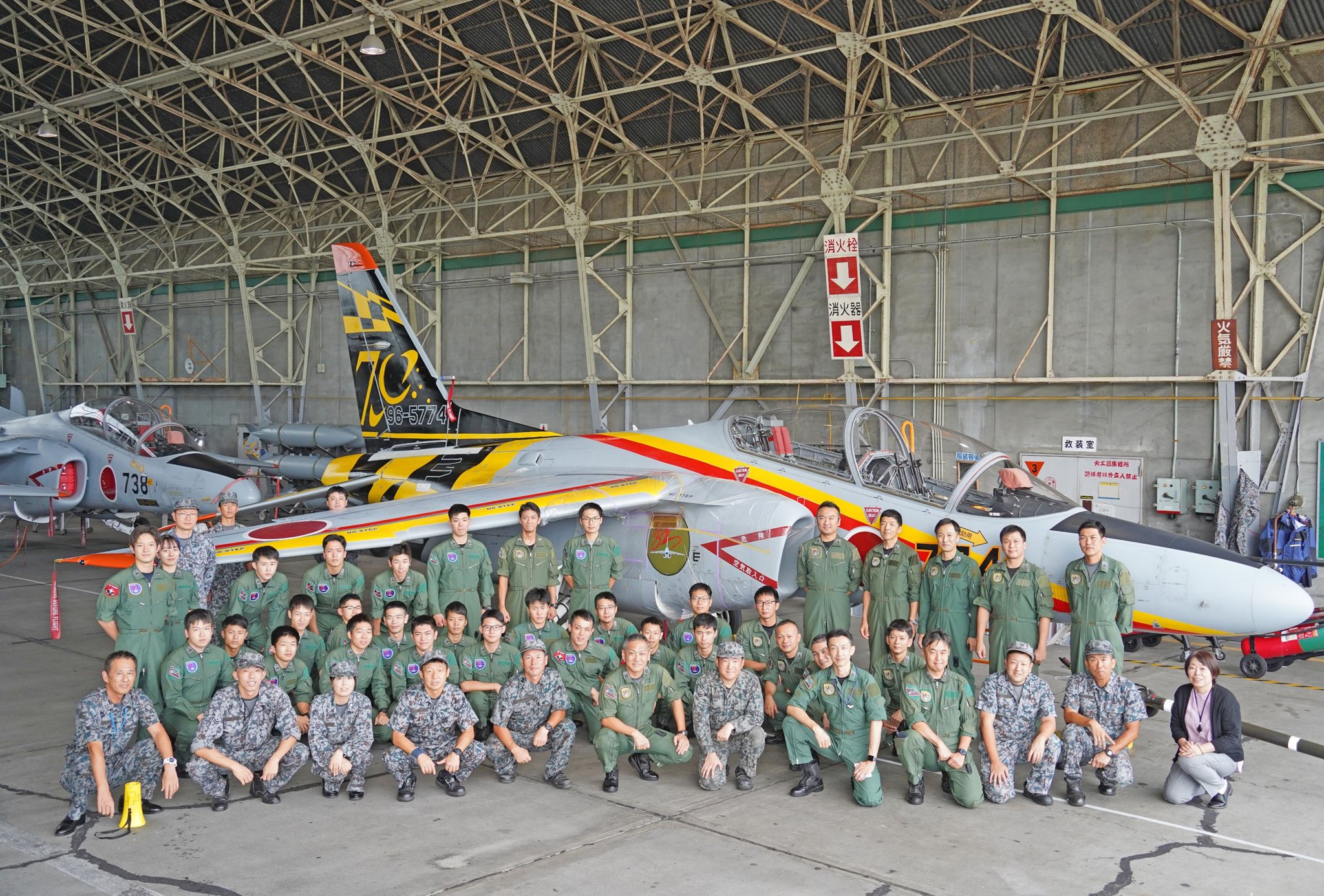 航空自衛隊 浜松基地 31SQ 32SQ T4 161016 浜松基地航空祭 31SQ & 32SQ T 4 展示飛行 - YouTube
