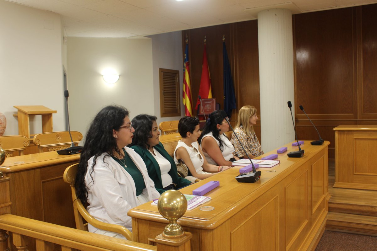 L'Alcaldessa de Quart de Poblet, <a href="/Cristina_M_L/">Cristina Mora Luján</a>, ha rebut a les dones participants del projecte "Tejiendo el empoderamiento de mujeres autoridades locales", impulsat per la <a href="/CEPAMQuito/">CEPAM Quito</a>, amb el suport de <a href="/fonsvalencia/">Fons Valencià per la Solidaritat</a> i de la <a href="/generalitat/">Generalitat</a>.
@donaqdp
#quartdepoblet #igualtat