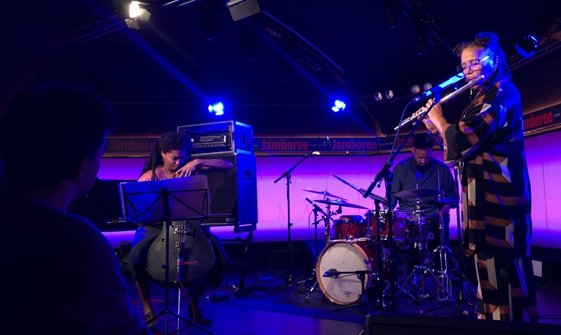 Club de Jazz / Podcast (Carlos Pérez Cruz) (@clubdejazzradio) on Twitter photo Pulverize the Sound (Peter Evans, Tim Dahl, Mike Pride) en el <a href="/auditoribcn/">L'Auditori</a> (<a href="/festivalmixtur/">festivalmixtur</a>)
Artifacts (Nicole Mitchell, Tomeka Reid, Mike Reed) en el <a href="/jamboree_jazz/">Jamboree Jazz Club</a> con <a href="/ARCOYFLECHA/">ARCO Y FLECHA</a>.
✍️ patreon.com/posts/pulveriz…
Lee la reseña en Club de #Jazz. Pulverize the Sound (Peter Evans, Tim Dahl, Mike Pride) en el <a href="/auditoribcn/">L'Auditori</a> (<a href="/festivalmixtur/">festivalmixtur</a>)
Artifacts (Nicole Mitchell, Tomeka Reid, Mike Reed) en el <a href="/jamboree_jazz/">Jamboree Jazz Club</a> con <a href="/ARCOYFLECHA/">ARCO Y FLECHA</a>.
✍️ patreon.com/posts/pulveriz…
Lee la reseña en Club de #Jazz.