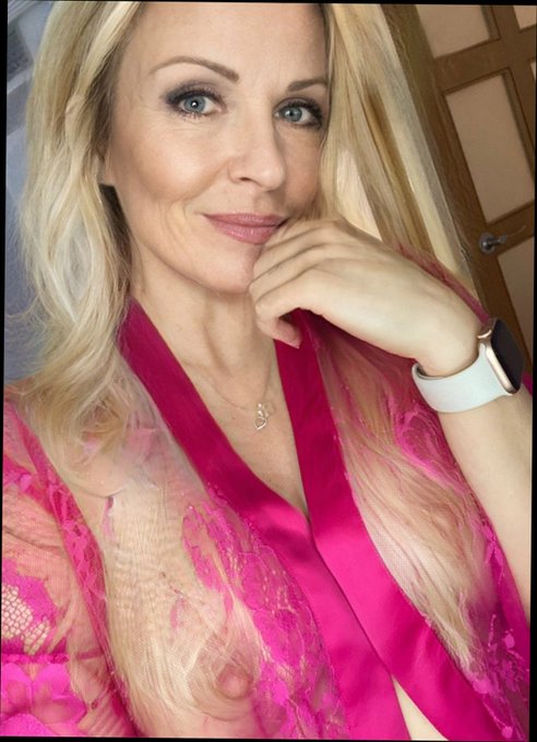 Am I qualified to be your mom with benefits?😍