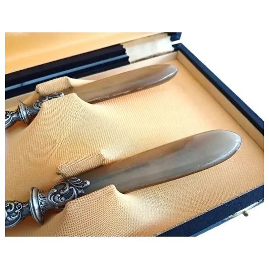 ValRubylane's tweet image. Silver 800 Serving cutlery Liberty set big FORK &amp;amp; big SPOON for serving vegetables, salads and side dishes Original 1940s In gift box
rubylane.com/item/2239412-1…
#silvercutlery #silverspoon #silverfork #servingspoon #servingfork #silver #silver800