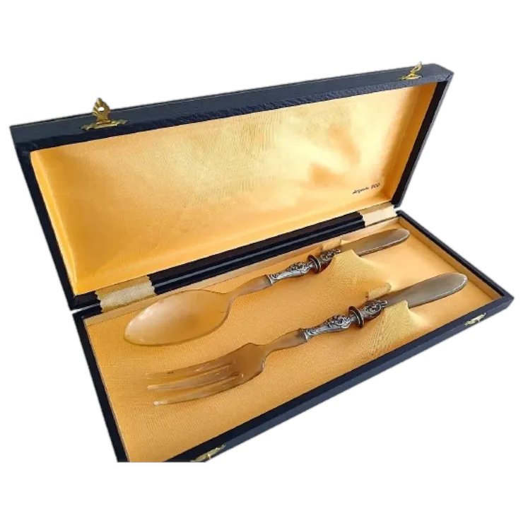 ValRubylane's tweet image. Silver 800 Serving cutlery Liberty set big FORK &amp;amp; big SPOON for serving vegetables, salads and side dishes Original 1940s In gift box
rubylane.com/item/2239412-1…
#silvercutlery #silverspoon #silverfork #servingspoon #servingfork #silver #silver800