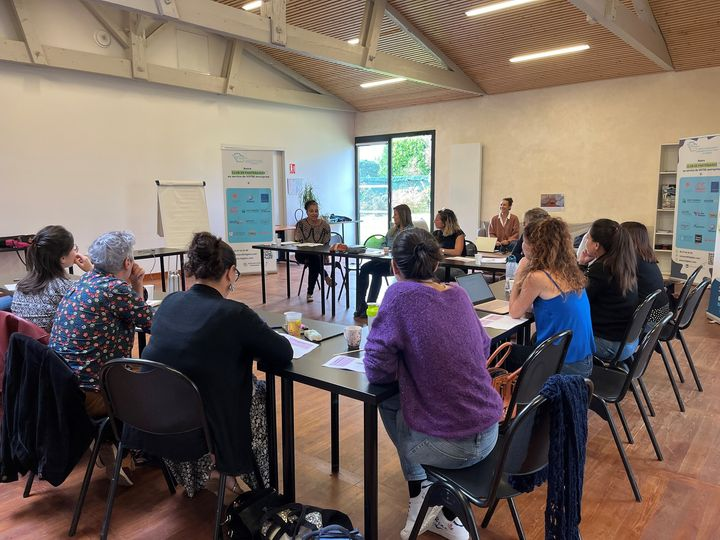 hdgdev's tweet image. ! 1er atelier du programme Elles Entreprendre. 
Rebecca Owona Engali et les entrepreneuses ont abordé la justesse de la posture entrepreneuriale l'importance des valeurs, la confiance en soi et la nécessité d'être indulgente avec soi-même. Merci à Rebecca pour sa bienveillance.