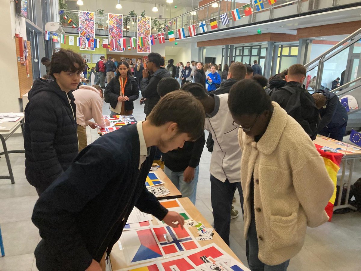 dsden76's tweet photo. Première édition des #ErasmusDays au lycée professionnel Auguste Bartholdi de #Barentin : un programme riche pour célébrer les valeurs européennes
👉 Un jour, un pays, une langue, une culture ! 🇪🇺
Bravo aux élèves et aux équipes éducatives ! https://t.co/JboV3X7yvt
