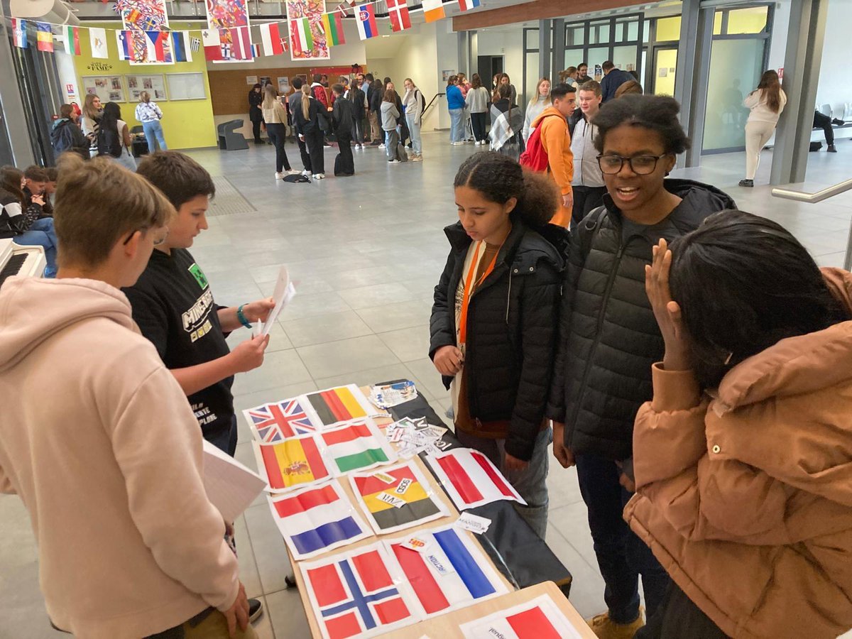 dsden76's tweet photo. Première édition des #ErasmusDays au lycée professionnel Auguste Bartholdi de #Barentin : un programme riche pour célébrer les valeurs européennes
👉 Un jour, un pays, une langue, une culture ! 🇪🇺
Bravo aux élèves et aux équipes éducatives ! https://t.co/JboV3X7yvt