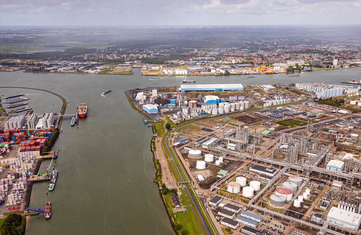 Gisteren ondertekenden directieleden van WarmtelinQ en Shell Energy and Chemicals Park Rotterdam een grondleasecontract voor circa 6.500 m2 grond op het terrein van Shell aan de Vondelingenweg in Vondelingenplaat. Meer info: portofrotterdam.com/nl/nieuws-en-p… #portofrotterdam #restwarmte
