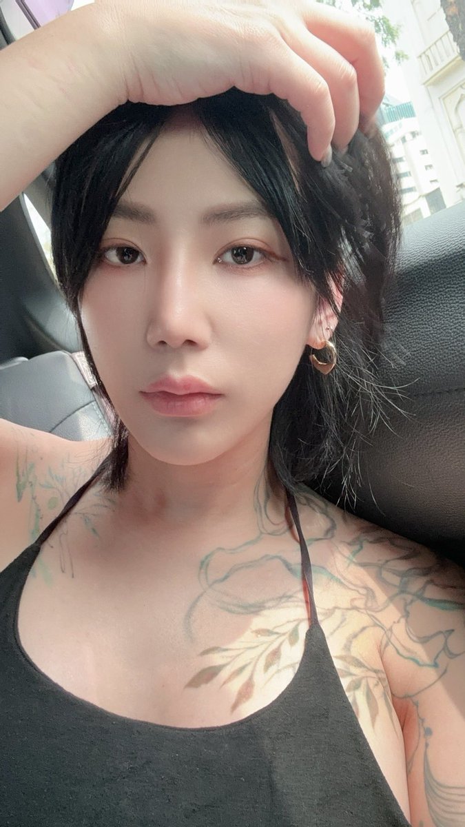 我不是臉臭，我只是比較帥😎
比較性感跟情慾的一面✨
只會在 NightCo 裡
🥵🥵 https://t.co/S854xKETmH