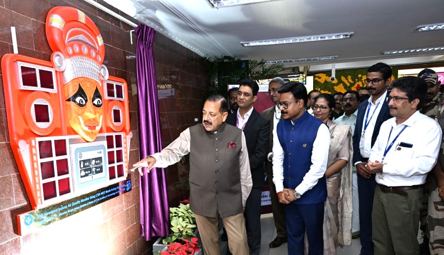 DrJitendraSingh's tweet photo. TRV Airport #Thiruvananthapuram becomes India’s first airport to get “Indoor Air Quality Monitoring Facility” installed by #CSIR. Along with Ease of Travel, Health of Traveller too as much a concern and priority for the @narendramodi Government. https://t.co/ljquJylqaT