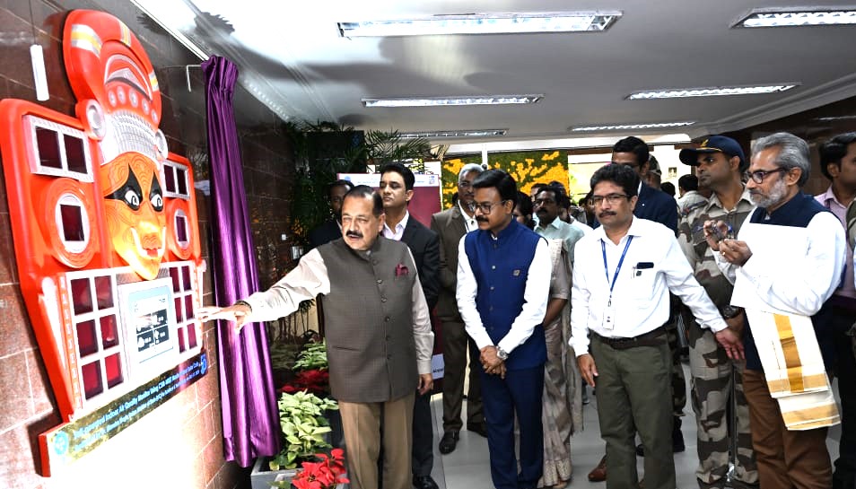 DrJitendraSingh's tweet photo. TRV Airport #Thiruvananthapuram becomes India’s first airport to get “Indoor Air Quality Monitoring Facility” installed by #CSIR. Along with Ease of Travel, Health of Traveller too as much a concern and priority for the @narendramodi Government. https://t.co/ljquJylqaT