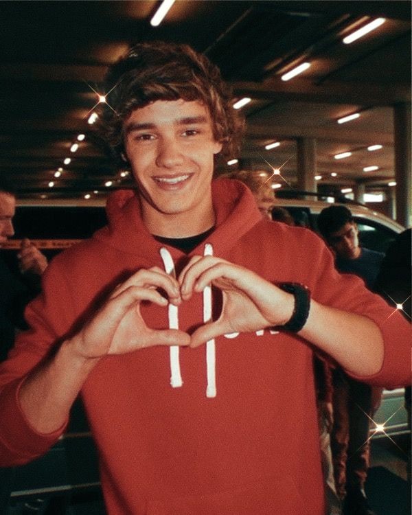 violihoran's tweet photo. Una notizia che non volevo ricevere. Liam ha salvato molti suoi fan. Poi è stato male, ha fatto cose brutte ma non meritava di morire. Tutti sapevano e nessuno ha fatto nulla.
Liam  non è stato salvato. 
Lo  hanno lasciato solo.
Ciao dolce  Liam 
#LiamPayne https://t.co/6rCZJwDxsP