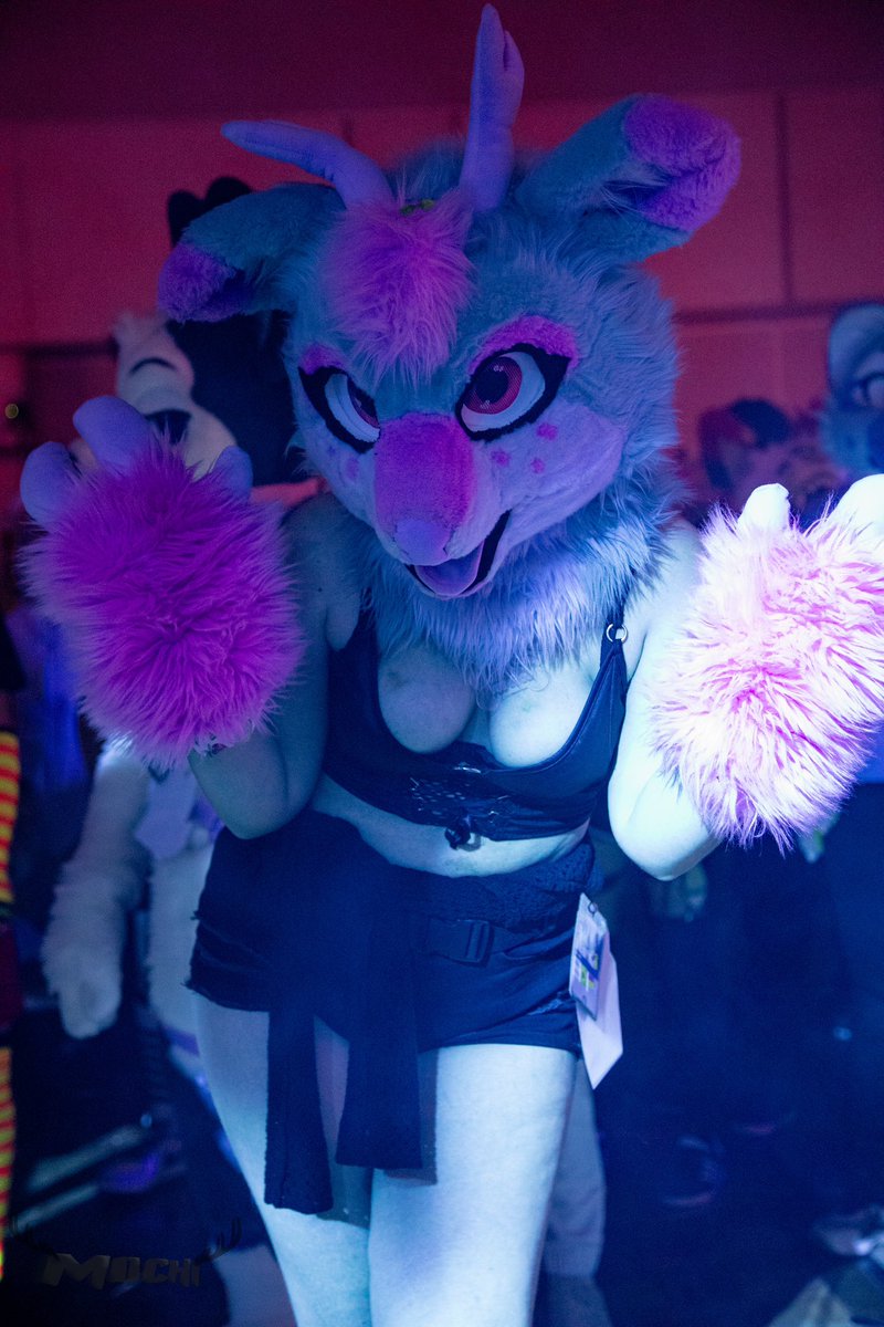 Maybe you should join the deer on the dance floor this #FursuitFriday

🪡: <a href="/RebelRCreations/">Rebel Rainie Creations</a> 
📸 : <a href="/Mochi_Baybee/">🍓🎀Mochi🎀🍓📸</a> 
#deer #furry #fursuit #Ravefurry