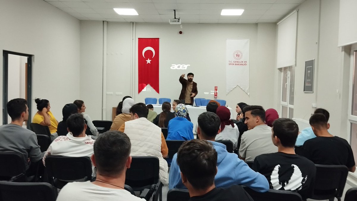 KayseriKYGM's tweet photo. 📍Yılmaz Turhan Yurdu
Yurt psikoloğumuz Metehan Özkan Uyum Programı kapsamında yeni kayıtlı öğrencilerimizle tanışmış olup , öğrencilerimizle birlikte mesleki çalışma programını gerçekleştirdi.🤝📝 https://t.co/pgylibURKN