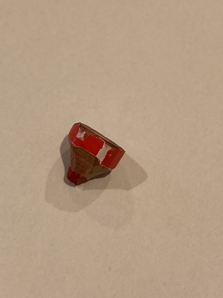 bocadillo2525's tweet photo. 鉛筆はどこまで使えるんだろうとチャレンジ。補助軸をつけながら使ってきたけど、そろそろ引退かな。赤鉛筆くん、ありがとう！ https://t.co/uZIQF0Lnoq