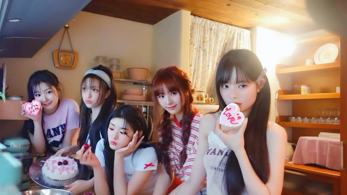 tweny_idn's tweet photo. FIFTY FIFTY is five, and TWENY is you.

'4 sehat 5 Fifty Fifty'

#FIFTYFIFTY #KEENA #CHANELLE #YEWON #HANA #ATHENA #FIFTYSKETH #FIFTYFIFTYisfive #twenyidn https://t.co/rRjGhrHsej