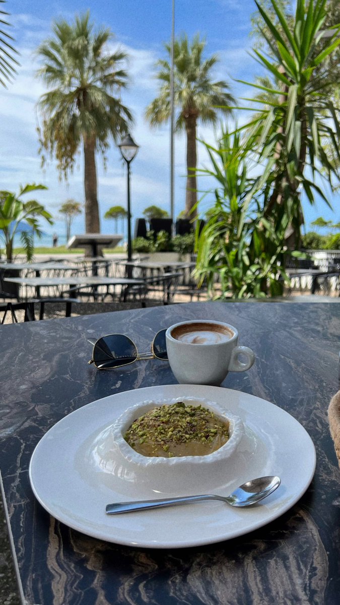 Бранч сьогодні з пальмами та пістакіо тірамісу