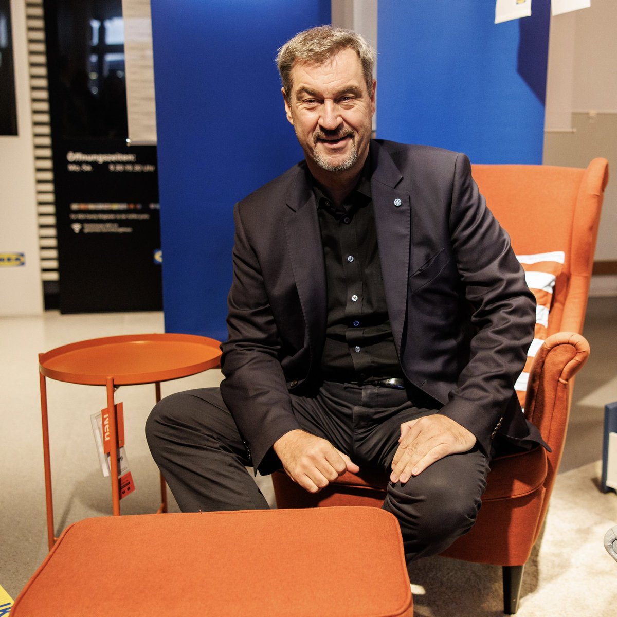 Markus_Soeder's tweet photo. Vom hohen Norden in den schönen Süden: Vor genau 50 Jahren hat @IKEA im oberbayerischen #Eching sein erstes #Möbelhaus in Deutschland eröffnet – der Beginn einer Erfolgsstory im ganzen Land. Es begann eine neue Kultur des Einkaufens: jünger, frischer und unkonventionell. So ziemlich jeder hat inzwischen seine eigenen Erfahrungen gemacht: Ob beim Aufbauen von Möbeln, mit den Kindern im Bällebad oder kulinarisch mit Hotdogs. Wer an Schweden denkt, denkt an Königin Silvia, ABBA und #IKEA. Herzlichen Glückwunsch zum Geburtstag, IKEA ist in Bayern sehr willkommen. Saß heute in Eching mit Schwedens Botschafterin Veronika Wand-Danielsson auf dem bekannten roten IKEA Sofa 😄 PS: Mein Lieblingsmöbelstück ist das Sofa „Söderhamn“ 😉