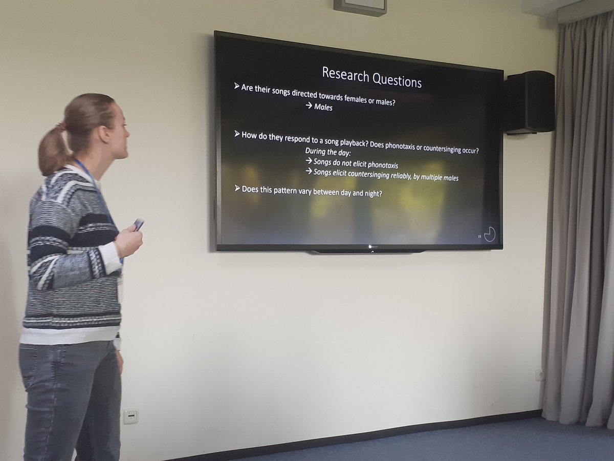 🌟 Day 2 kicks off with an exciting session on acoustic communication! 

🎤 Our first speaker, Lena Dressler, explores Proboscis Bat communication through playback experiments.🦇

#gradbehav24