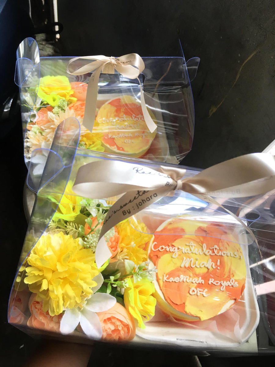 KaoMiahOFC's tweet photo. Very cutesy gift for #KaoMiah. Congratulations, Kaori and Miah! 🧡

KAOMIAH HALFMATES SCREENING 
#KaoMiah #Halfmates https://t.co/zI7bFTBK3L