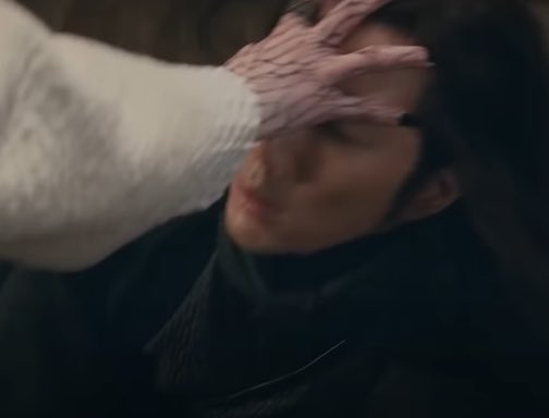 오늘 아침 출근길 버스가 급정거 하는 바람에 내리려던 아가씨가 본의 아니게 앉아있던 내 정수리에 구음백골조를 꽂아 넣었다. 아침부터 구음백골조를 맞아서 그런지 하루종일 집중이 안되고 온 몸에 기운이 없다.