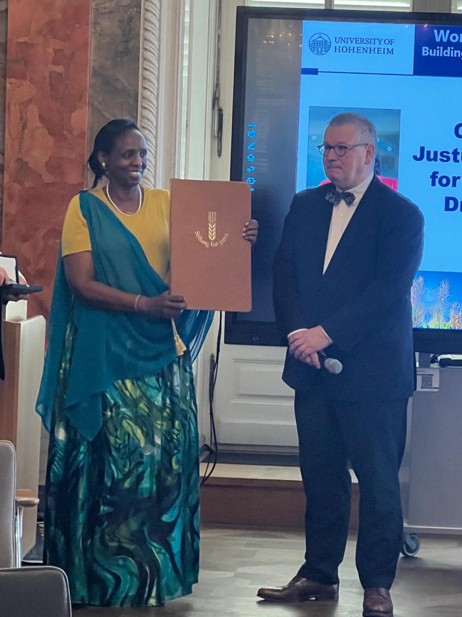 rbarwanda's tweet photo. Umunyarwandakazi Dr. Agnes Kalibata uyobora Ihuriro Nyafurika riteza imbere Ubuhinzi (AGRA) yahawe igihembo cya Justus-von-Liebig Award for World Nutrition, kubera uruhare rwe mu guteza imbere ibiribwa ku Isi.

Iki gihembo yagiherewe muri Kaminuza ya Hohenheim mu Budage, ku wa 16 Ukwakira 2024, ubwo hizihizwaga Umunsi Mpuzamahanga w’Ibiribwa. #RBAAmakuru
