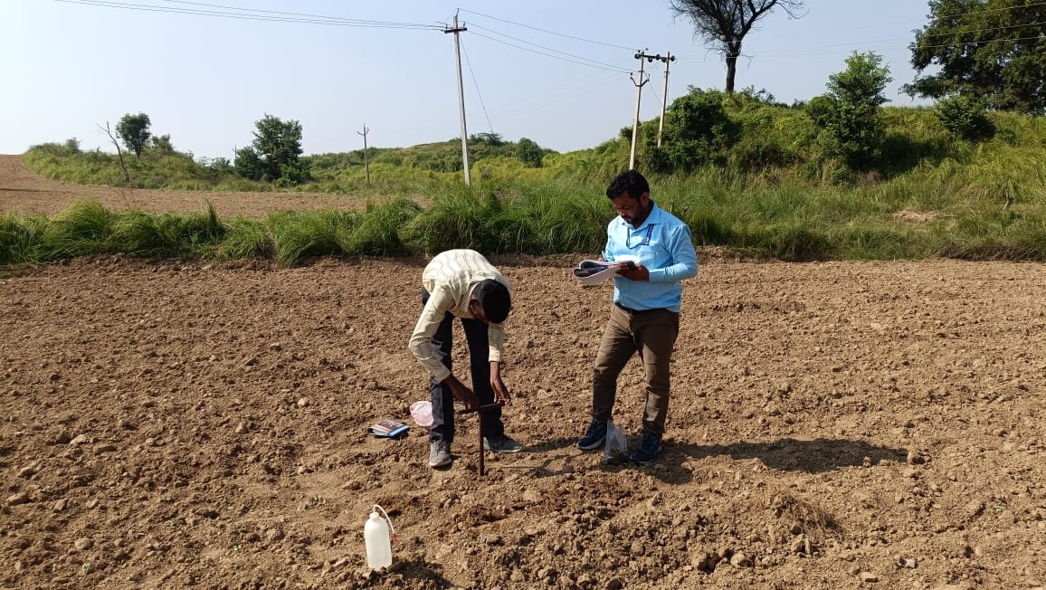 SLUSIindia's tweet photo. A Detailed soil survey in Keontra Village, Tehsil &amp; District Auraiya, Uttar Pradesh, is being done by team SLUSI to study challenges like soil erosion, low fertility, and water scarcity, enabling more sustainable and efficient pearl millet production. @AgriGoI #SaveSoil #SLUSI https://t.co/PV5Q9Ofb0G