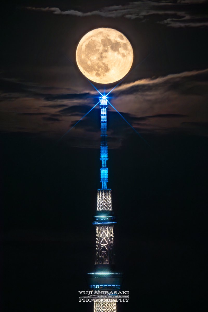 Yuji_48's tweet photo. 今宵は曇り空だけど1年で最も大きく明るい満月スーパームーン🌕

※以前撮影。合成無しの一発撮りです。 https://t.co/F2COnTHY2a