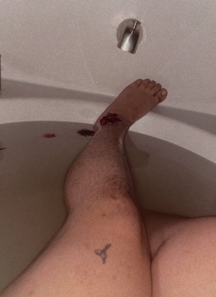 Henn_essiii's tweet photo. It’s soft now
#nsfwtwt #feet #feet_lover #feetworshi̇p #foot #toes #flowers #bath #bathtime #flowerwater #feetseller #footpics https://t.co/CkuPVIrbI6