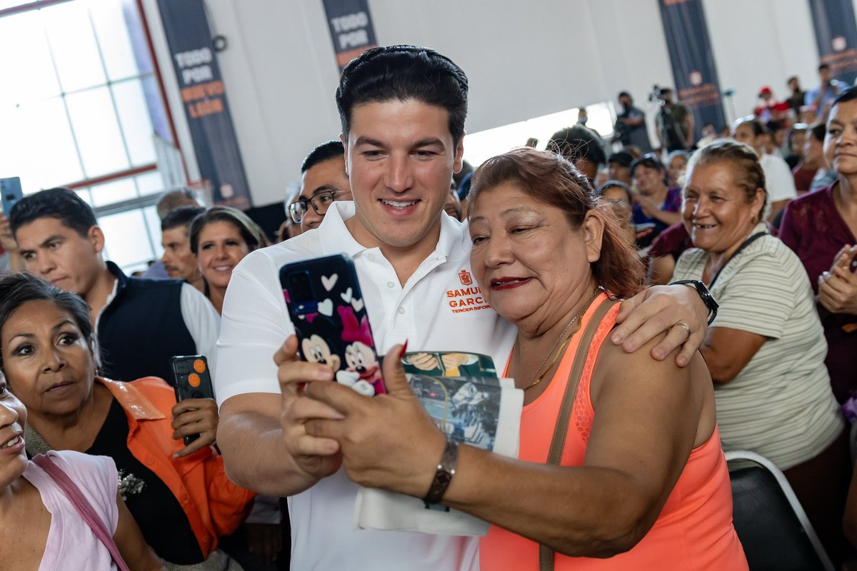 samuel_garcias's tweet photo. Hoy nos recibió con mucho gusto toda la raza de Juárez y de la región periférica en el segundo informe regional. Ante miles de personas mostramos que el crecimiento es parejo y POR TODO NUEVO LEÓN, atrayendo nuevas empresas con empleos bien pagados, trayendo nuevos camiones ecológicos y un piso parejo para todas y todos. 

Un gusto verlos, tengan por seguro que vienen los tres mejores años para Juárez, la región periférica y todo Nuevo León 🦁👊🏻
