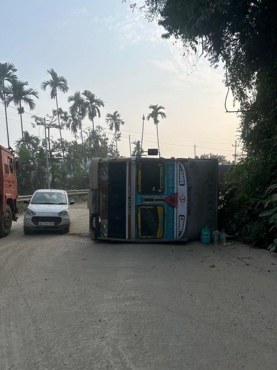 wbllc's tweet photo. NH-6 Deadliest Highway 🛣️ in Meghalaya connecting Assam, Mizoram, Tripura @Shillong_News @ndtvindia @TimesNow @NELiveTV @News18Northeast @NENowNews @BBCIndia @SkyNewsBreak @NortheastToday https://t.co/WqrRSjOo2T