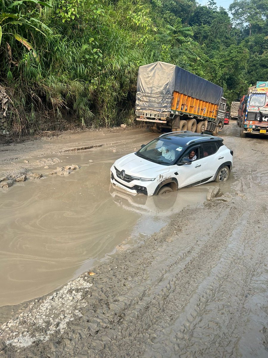 wbllc's tweet photo. NH-6 Deadliest Highway 🛣️ in Meghalaya connecting Assam, Mizoram, Tripura @Shillong_News @ndtvindia @TimesNow @NELiveTV @News18Northeast @NENowNews @BBCIndia @SkyNewsBreak @NortheastToday https://t.co/WqrRSjOo2T