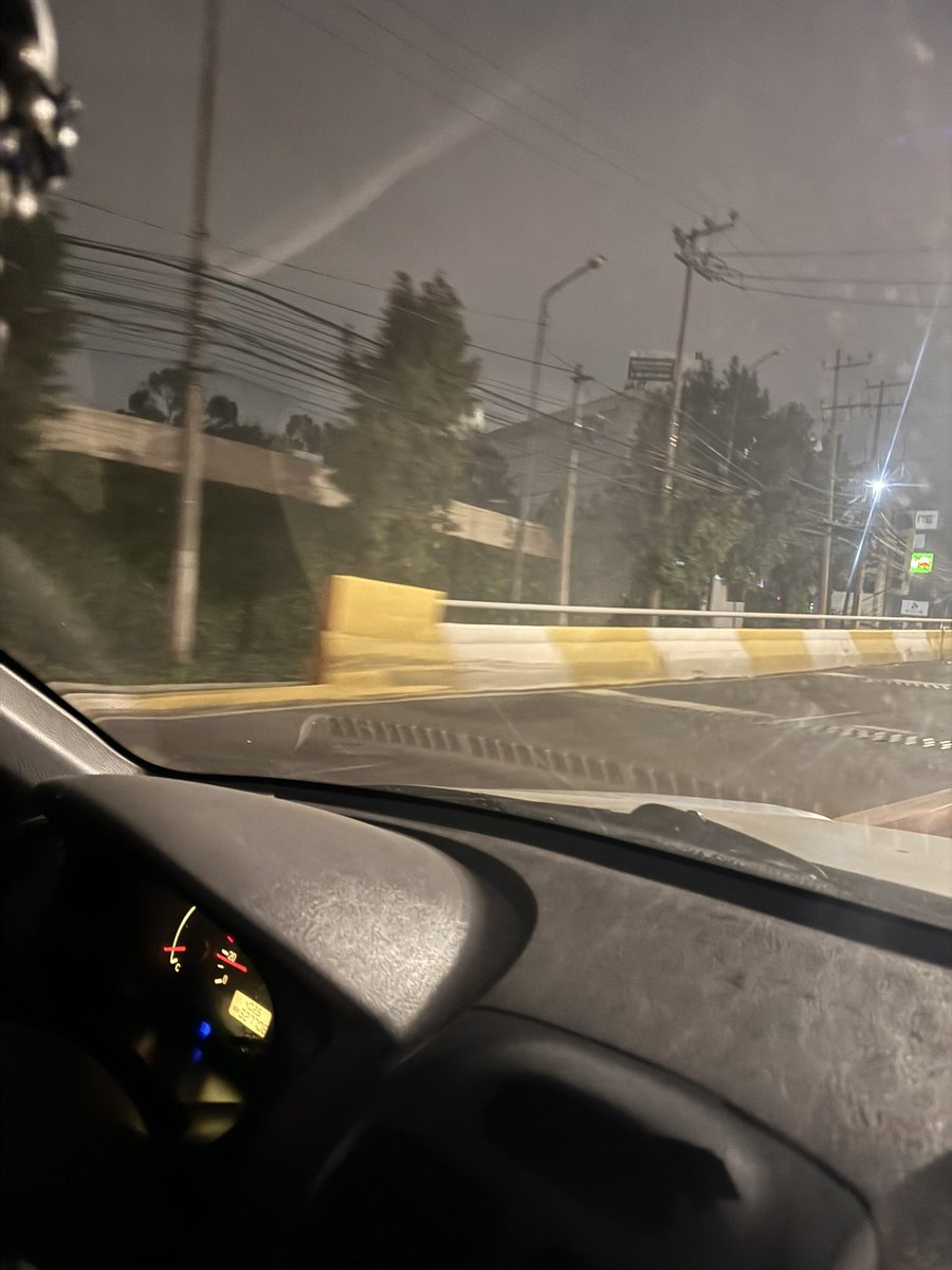 charoaguirod's tweet photo. @Alcaldia_DGODU estimados señores buenas noches. Nos podría ayudar a ver porque las lámparas que se acaban de colocar en Camino al Olivo no prenden por favor 🙏🏻 
De antemano agradezco su atención. https://t.co/qwxZllKtxC