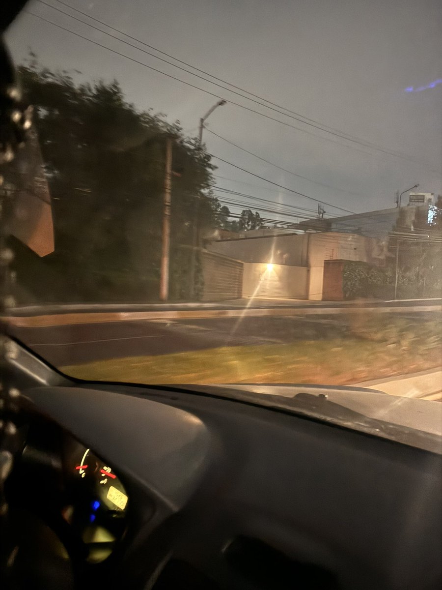 charoaguirod's tweet photo. @Alcaldia_DGODU estimados señores buenas noches. Nos podría ayudar a ver porque las lámparas que se acaban de colocar en Camino al Olivo no prenden por favor 🙏🏻 
De antemano agradezco su atención. https://t.co/qwxZllKtxC