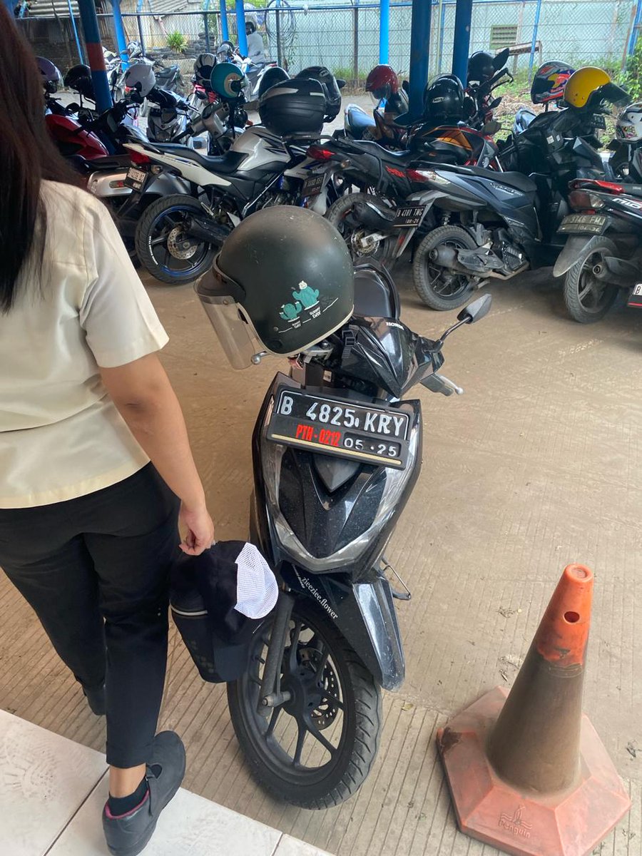 yeol4ra's tweet photo. Attention! mohon bantuannya barang kali ada yang berkomunikasi dengan orang ini dan menemui orang ini, dia membawa dua buah laptop Lenovo dan Toshiba juga satu kendaraan (Beat) warna hitam seperti di Poto, mohon untuk memberikan infonya! 🙏 https://t.co/GzCO44CrHC
