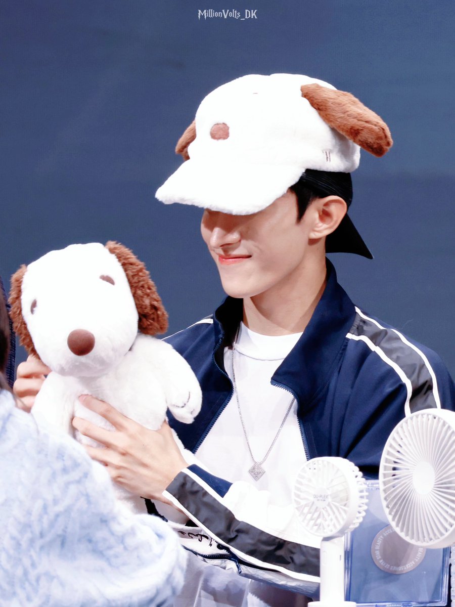 241016 YES24 팬싸

여기 귀여운 스누피 있어요🐶

#도겸 #DK 
#세븐틴 #SEVENTEEN