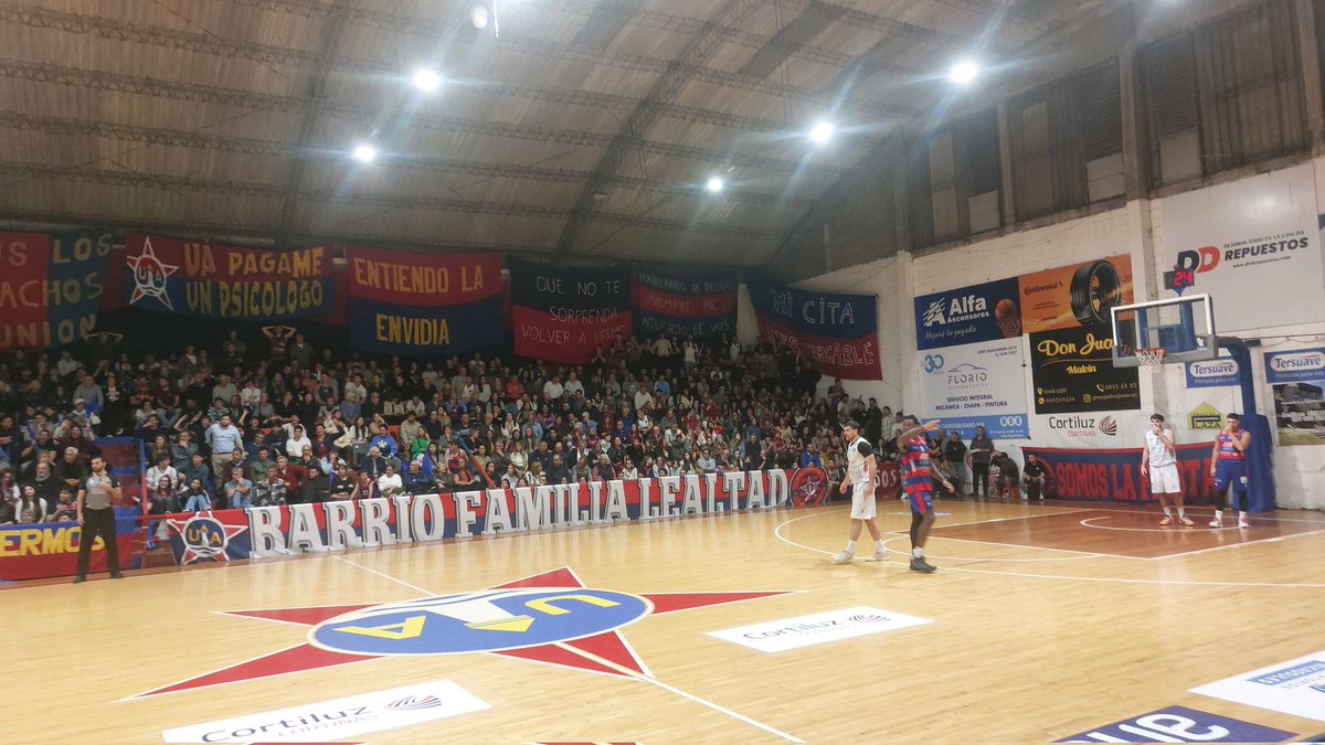 Desde el 4 vs 5 de W sobre Macabi, no veía algo así.

Épico e impactante triunfo de Stockolmo. 
Luego de las descalificaciones, la UA estaba +13 y balón.
La "S" sin DT, Terra y Mac Mullen, puso parcial de 22-7 en 8:40.

Maxi Botta fue el hombre. Cambió el partido. Castellani MVP