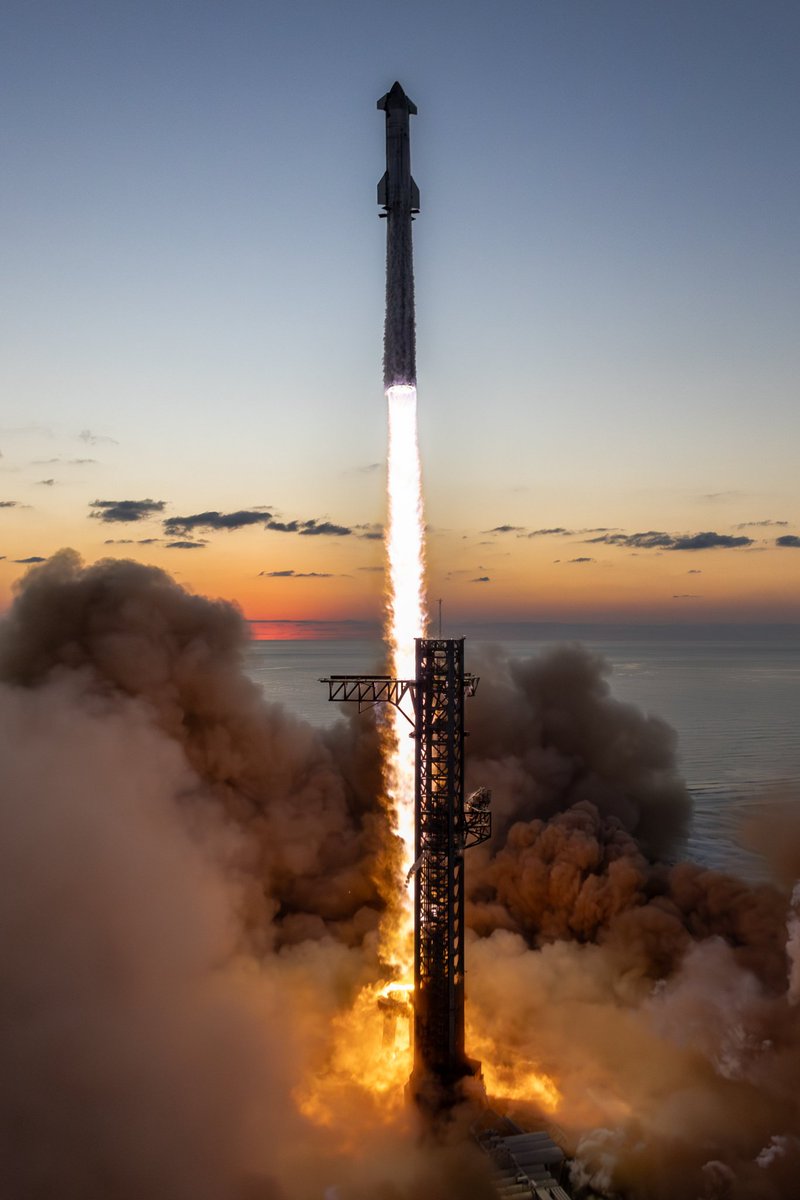 Ibra_Omar101's tweet photo. Starship

Dhacdada aadka loo hadal hayay ee ku saabsan Starip-ka SpaceX ayaa guul weyn u noqotay horumarka teknoolojiyadeed ee sahaminta hawada sare. Starship, oo ah gantaalka ugu weyn uguna awoodda badan ee abid la farsameeyo, waxaa iska leh shirkadda SpaceX oo uu aasaasay Elon Musk. Gantaalkan ayaa loo arkaa mid bedeli doona habka aan u fahamsanahay safarrada hawada sare, gaar ahaan qorshayaasha fog ee la xiriira in dadka laga raro meeraha dhulka si loogu safro Mars iyo meelo kale oo ka baxsan meeraha aan ku noolnahay.

Dhacdadan cajiibka ah ayaa gaar ahaan xiiso u yeelatay xilliga la diray, markii roketku uu hawada isku shareeray isagoo la socda iftiinka qoraxda dhacaysa, taasoo sii kordhisay quruxda muuqaalka. Shucaaca xoogga badan ee dabka ka baxaya engine-yada Starship-ka ayaa si xoog leh ugu jeeday cirka, iyada oo gantaalku uu si tartiib tartiib ah ugu guuray hawada. Tani waxay muujinaysaa awoodda farsamo ee SpaceX iyo dedaalkooda ku aaddan horumarinta tiknoolojiyadda sare.

Laakiin waxa intaas kasii muhiimsan, waana tan ugu weyn ee dhacdadan ka dhigtay mid xusuus mudan, waa in Starship-ku uu si guul leh ugu soo noqday isla tower-kii laga diray! Tani waa tallaabo taariikhi ah oo muujinaysa horumarka ballaaran ee la sameeyey ee ku saabsan teknoolojiyadda dib-u-soo-celinta gantaalada. Soo laabashada gantaalka ee isla goobtii laga diray waxay yareysaa kharashaadka, taasoo SpaceX u suurto-gelisay inay horumar ka sameeyaan sahminta joogtada ah ee hawada sare iyadoo la adeegsanayo gantaallo dib loo isticmaali karo.

Guusha Starship oo sida saxda ah ugu soo noqday tower-kii laga diray waxay SpaceX ka dhigaysaa mid fure u noqon karta mustaqbalka sahaminta hawada sare. Waxay astaan u tahay isbeddelka lagu sameynayo habka safarada hawada sare ee mustaqbalka, iyada oo shirkadda ka shaqeyneyso in safaradaas loo sameeyo si ka jaban oo ammaan badan. Teknoolojiyadda dib-u-celinta gantaalada waxay sidoo kale horseedaysaa suurtogalnimada in meelo ka baxsan dhulka laga sameeyo mustaqbalka saldhigyo rasmi ah, gaar ahaan meeraha Mars oo ah himilada weyn ee Elon Musk.

Dhacdadan waxay tusaale u tahay horumarka socda ee teknolojiyadda iyo sida ay u bedeli karto mustaqbalka bini-aadamka, maadaama guusha Starship ay si weyn u soo dhoweysay safarka loo qaadayo meerayassha  fog sida Mars. Qorshaha SpaceX wuxuu muujinayaa in teknolojiyadda la casriyeyn karo si ay u fududayso sahminta hawada sare, taasoo dadka ka caawin doonta inay ku noolaadaan meelo aan hore loogu fikirin.

Marka la soo koobo, dhacdadan waa astaan guul ah oo muujinaysa in mustaqbalka sahaminta hawada sare uu noqon karo mid joogto ah, iyadoo la adeegsanayo teknoolojiyad casri ah iyo farsamooyin cusub oo dib loo isticmaali karo.