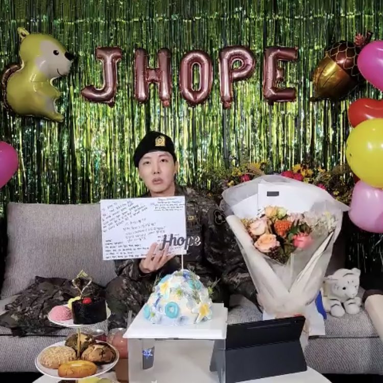 0X1_1304's tweet photo. hobi got a bouquet of flowers and a letter from txt 😭🫶🏼 https://t.co/kBvhmJS8pV