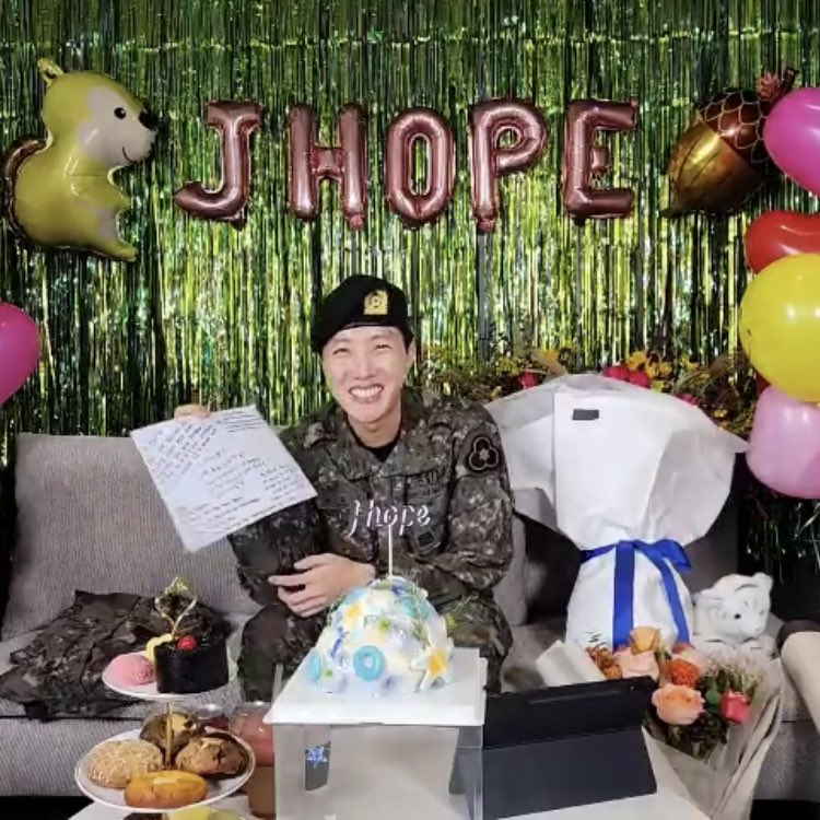 0X1_1304's tweet photo. hobi got a bouquet of flowers and a letter from txt 😭🫶🏼 https://t.co/kBvhmJS8pV