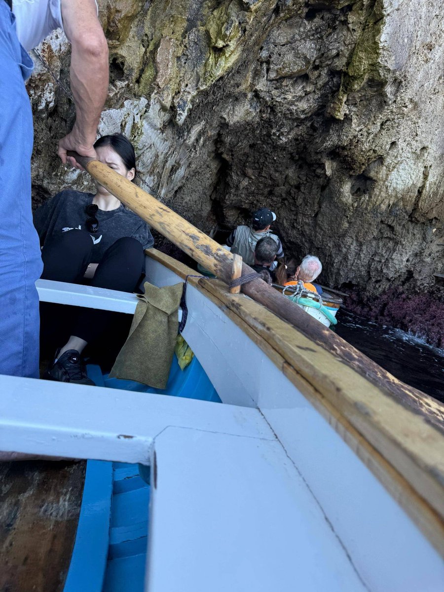 SunYiHanPH's tweet photo. I was scared out of emoticons in Italy😟😱😱
Went to see the Blue Grotto in Capri. The chef was really scary. He had a very loud and fierce voice. The paddle board almost slipped on his face. It took an hour to queue and just a minute to experience.

#孙伊涵 🐻 https://t.co/DmAORSLL6C