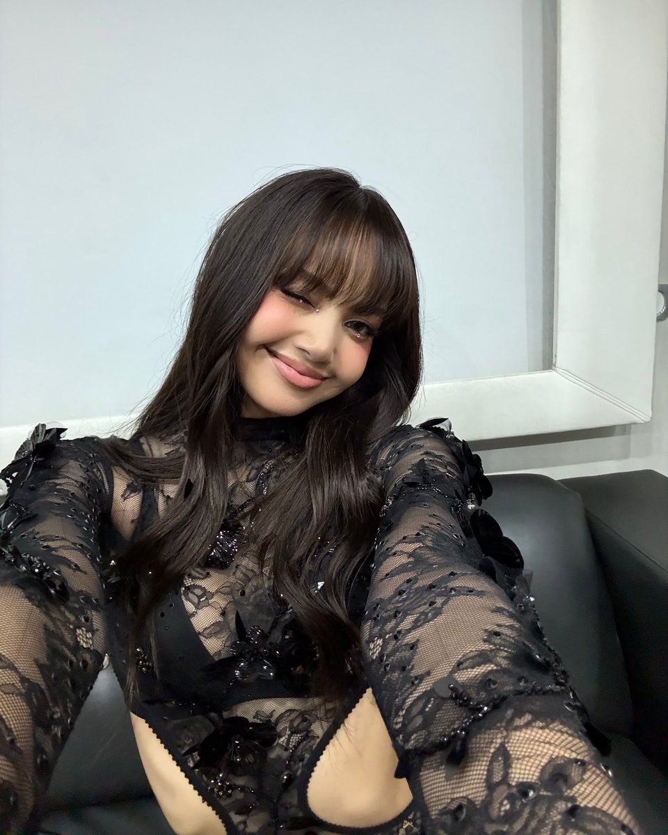 jenniesrenes's tweet photo. lisa ig update! https://t.co/VlgwKHLfE8