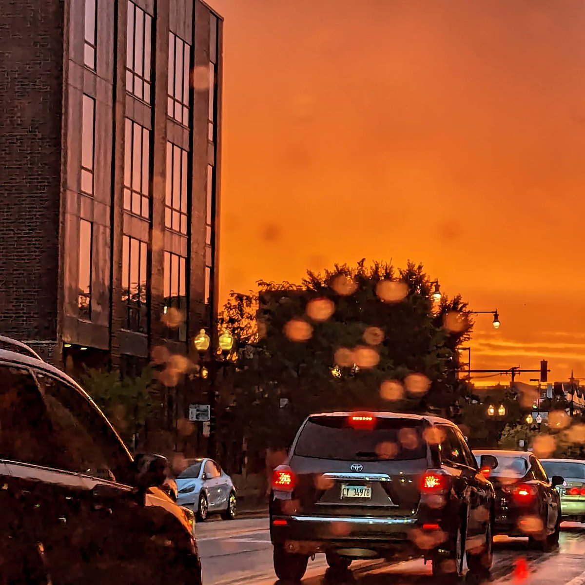 Amfurknee's tweet photo. October 15, 2024. 
The #Chicago sky was illuminated by red, gold and orange colors. Just breathtaking. #windycity #fall #October #sunset https://t.co/7TTWLJrmpQ
