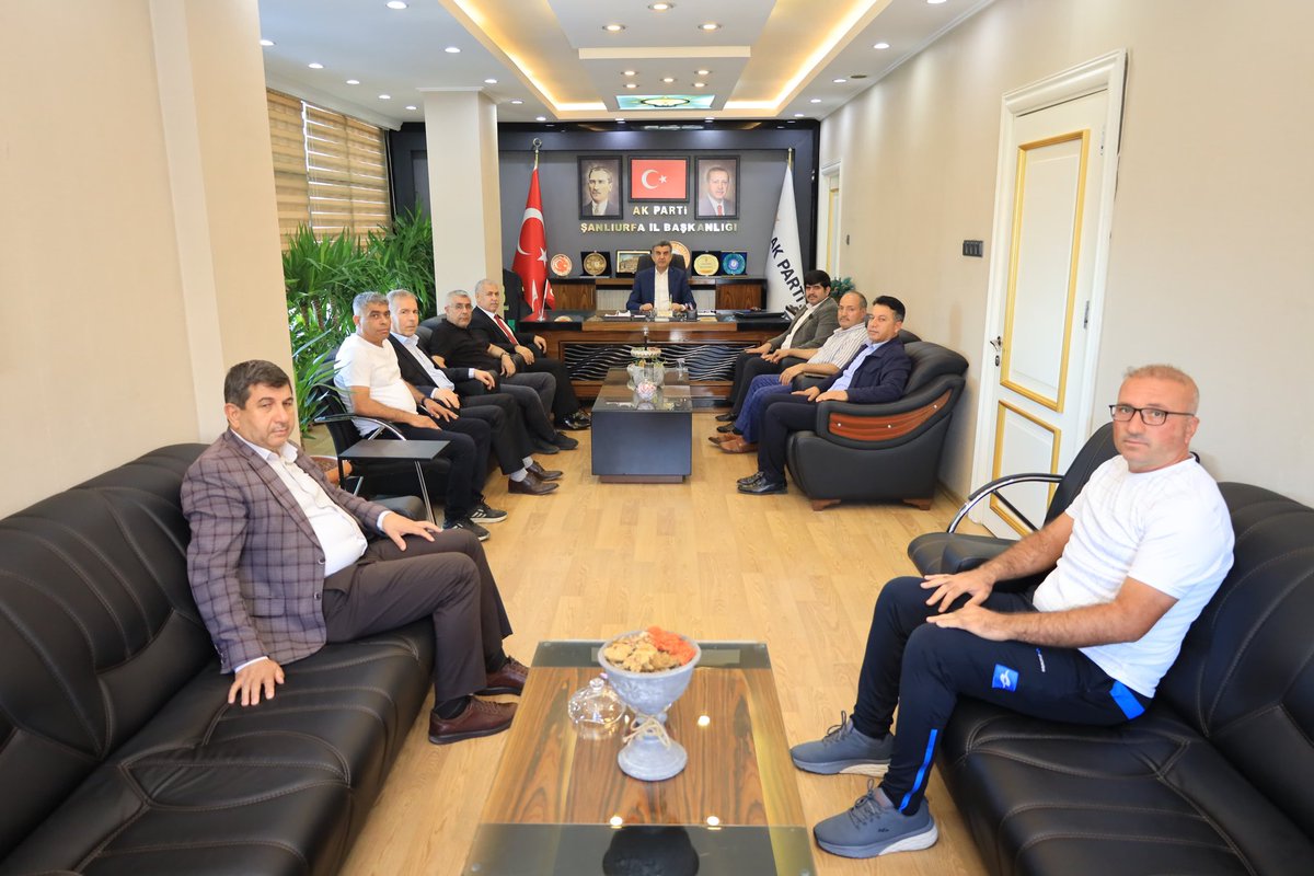 Askf başkanı ve yönetimi Şanlıurfa Ak parti il başkanını ziyaret etti. Standartlara uygun semt sahalarının yapılması için destek istendi. İl bşk. İlhami Günbeği işin takipçisi olacağının sözünü verdi.
<a href="/milhamigunbegi/">M.İlhami GÜNBEGİ</a>
<a href="/adnan_yukselir/">Adnan Yükselir</a> <a href="/AliRzaColalk1/">Alirıza Çolak(Muhacir)</a> <a href="/abdullahaslan68/">Abdullah Aslan</a> <a href="/MuratBasyan1/">Murat Basyan</a>