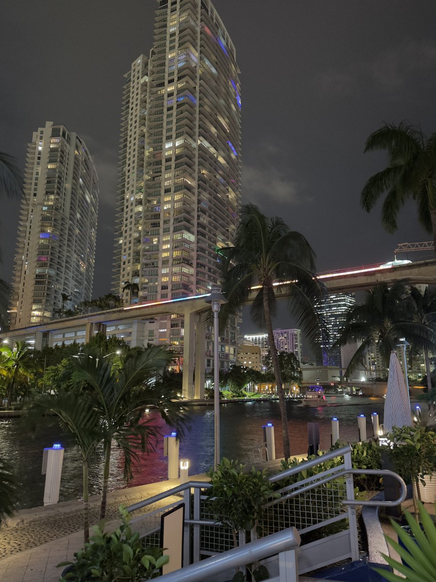 samko_cx's tweet photo. Had a great time meeting newer folks looking to attend @ReactMiamiConf and the repeats!! #IsItAprilYet https://t.co/7xzcIow0WH