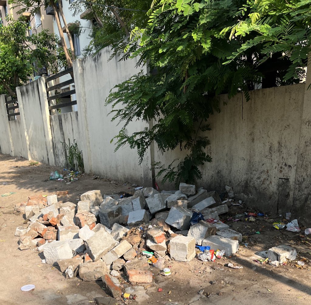 m_p_rabari's tweet photo. @AMC_Complaints @AMCAhmedabad @AmdavadAMC @AMCAhmedabad  @AMC_Complaints  ને કેટલું બધું કામ રહેતુ હશેને કે આટલા દિવસોથી એક પ્રશ્નનો એક સમસ્યાનો જવાબ કે ઉકેલ નથી મળતો 
@DDNewsGujarati @Jamawat3 @devanshijoshi71 @RJdevaki https://t.co/0MvhV0s3Ou