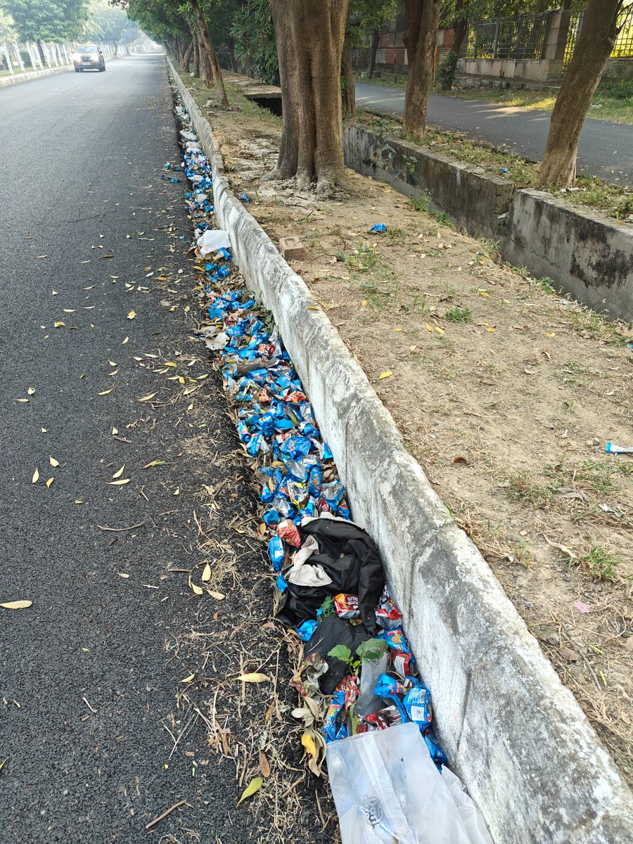 rahul030885's tweet photo. Garbage crisis in Greater Noida. The inefficiency of the civic body is evident as cleanliness under the Swachh Bharat Mission remains a distant dream. #GreaterNoida #SwachhBharatMission #gautambudhnagar @OfficialGNIDA  @CMOfficeUP @SwachhBharatGov @myogiadityanath @myogioffice https://t.co/Hu5U7lo6rq