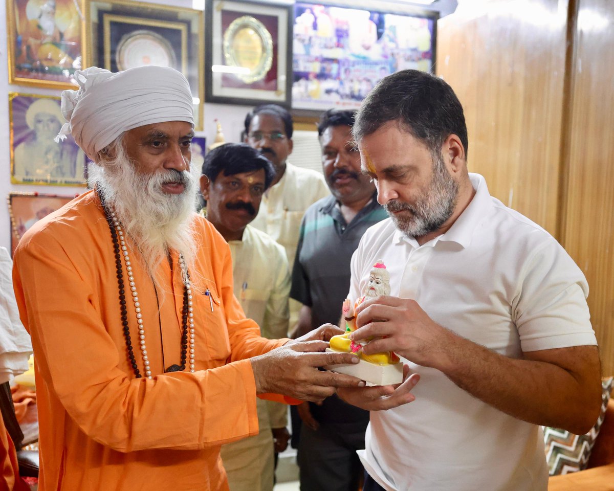 RahulGandhi's tweet photo. महाकाव्य रामायण के रचनाकार, आदिकवि महर्षि वाल्मीकि जी की जयंती पर आप सभी को शुभकामनाएं।

आज सुबह इस सुअवसर पर दिल्ली में वाल्मीकि मंदिर में दर्शन किए। इस परिसर में महात्मा गांधी जी ने वाल्मीकि समाज के साथ काफी वक्त बिताया था - बापू निवास में कुछ समय रुककर प्रेरणा प्राप्त की। 

मानवता को प्रेम और करुणा युक्त सत्य, न्याय और समरसता का मार्ग दिखाने वाले महान तपस्वी महर्षि वाल्मीकि जी को शत् शत् नमन।